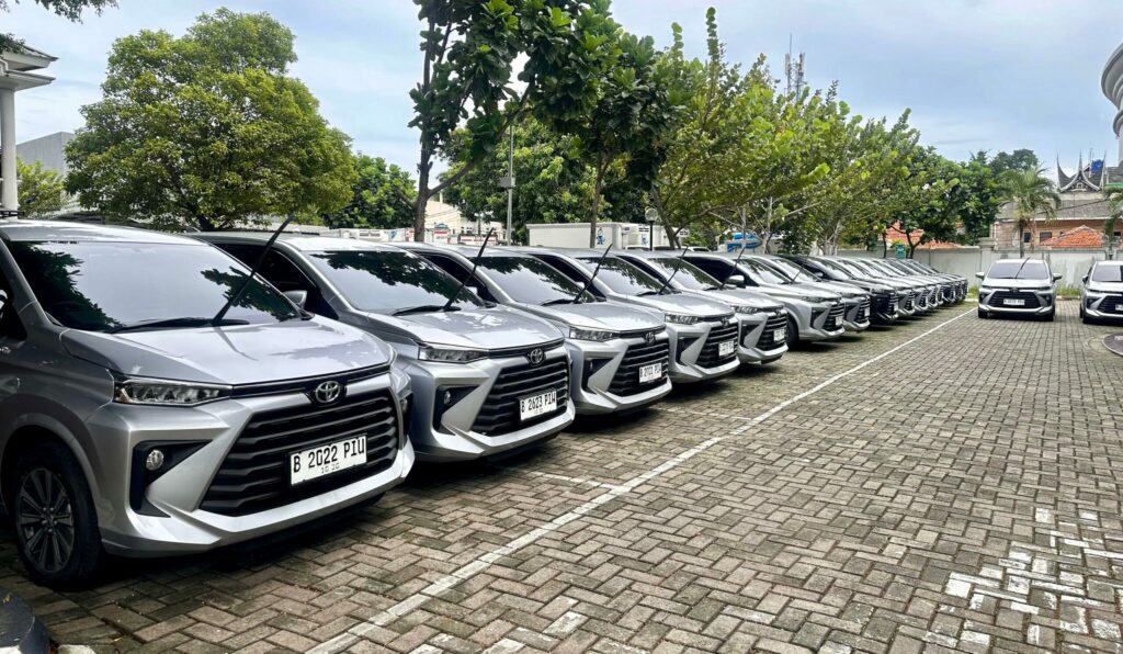 tips memilih rental mobil di cibubur yang tepat untuk wisata keluarga dengan armada avanza dan innova zenix bersih serta driver profesional